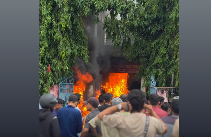 झापामा एमाले पार्टी कार्यालयमा आगजनी