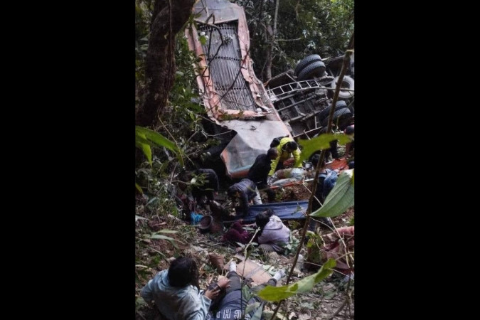 धनुषाका विद्यार्थी बोकेको बस इलाममा दुर्घटना