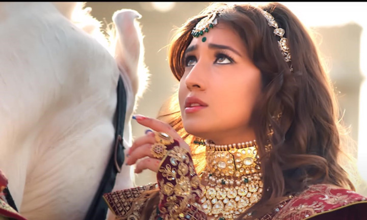 आँचल शर्मा अभिनित हिन्दी गीत सार्वजनीक (भिडियोसहित)