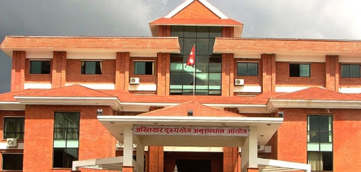 घुस लिएको आरोपमा खरिदार र लेखापढी सहयोगी पक्राउ