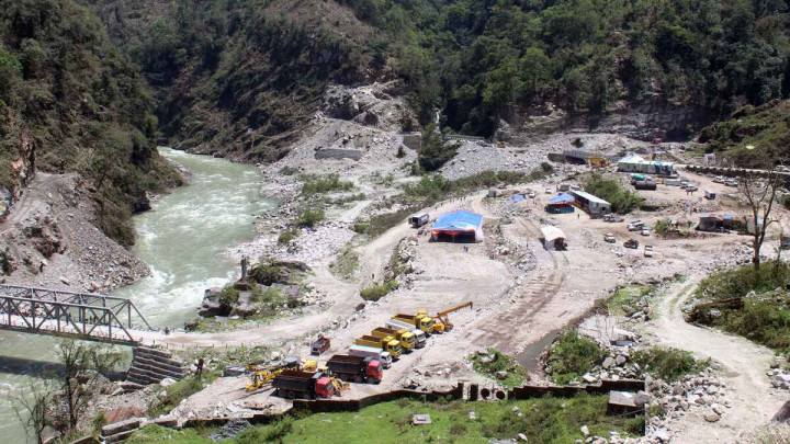 अरुण तेस्रोको क्याम्पमा पहिरो खस्दा एक जना मजदुरको मृत्यु, दुई जना घाइते