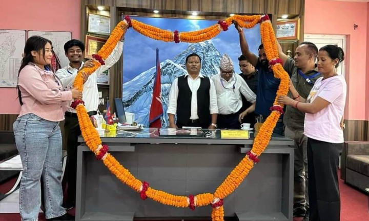 दुहबीका मेयरलाई २५ किलोको माला