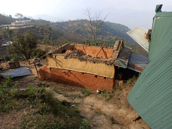 हतुवागढीमा हावाहुरीले अधिकांश घरमा क्षती, विधुत सेवा अवरुद्ध