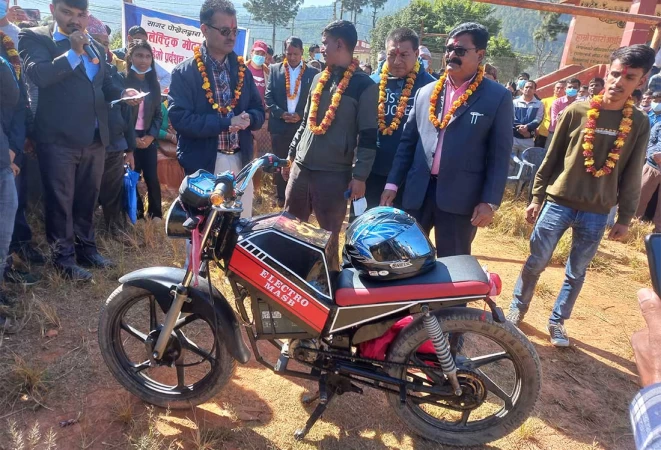 १२ कक्षा पढ्ने पोखरेलले बनाए ब्याक गियर बाइक