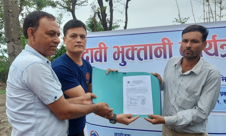 गाई जलेर मरेपछि किसानले पाए बिमा बापतको रकम