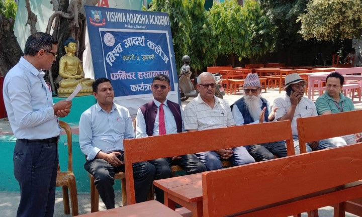 विश्व आदर्शद्वारा कबिर र कचना माविलाई १५–१५ वटा डेस्क बेन्च हस्तान्तरण