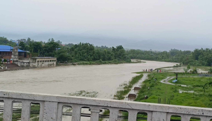 इटहरीस्थित  बूढीखोलाले मान्छे बगायो, एक जनाको शव फेला