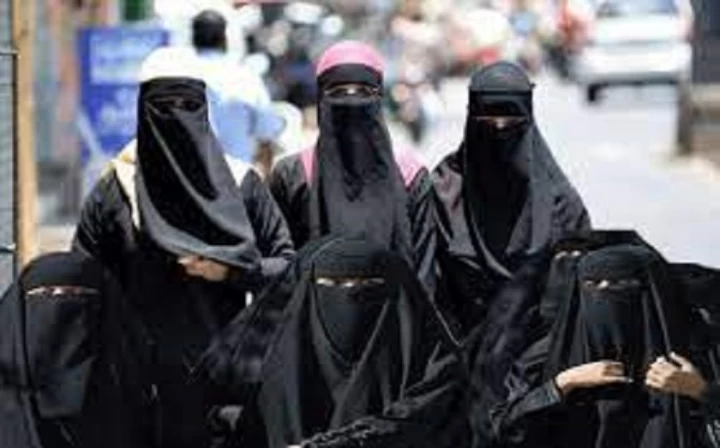 काबुलमा महिलालाई बुर्का लगाउन दबाब