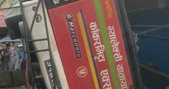 तरहरामा गुडिरहेको बस दुर्घटना