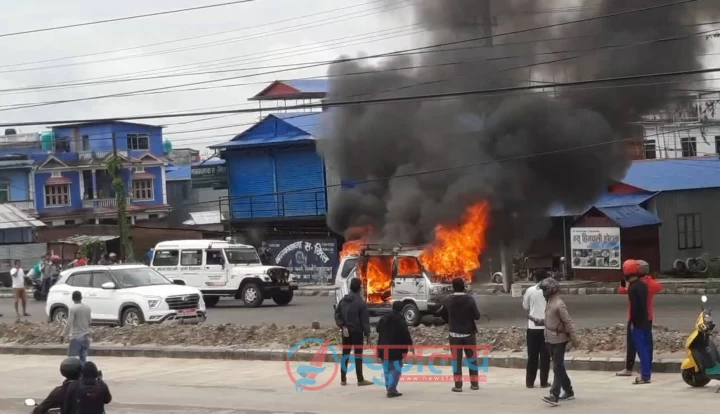 इटहरीमा गुडिरहेको भ्यानमा आगलागी