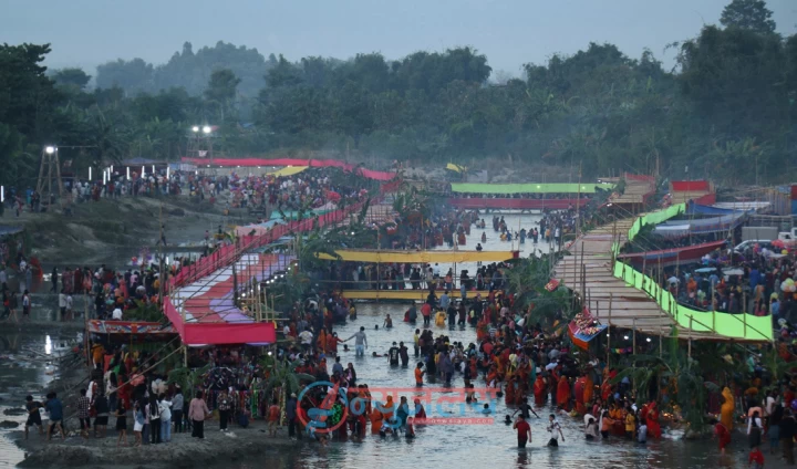 अस्ताउँदो सूर्यलाई अर्घ दिंदै यसरी मनाइयो छठ पर्व (फोटो फिचरसहित)