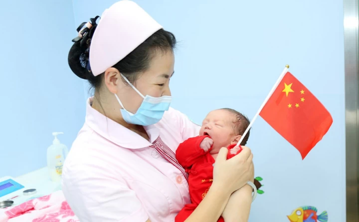 चीनमा सन्तान जन्माउने दम्पतीलाई ३७ लाख रुपैयाँ दिइने