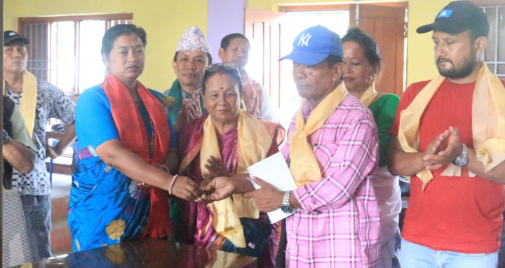 इटहरीमा नौ वटा जातीय संस्थालाई कार्यलय व्यवस्थापन सामाग्री वितरण