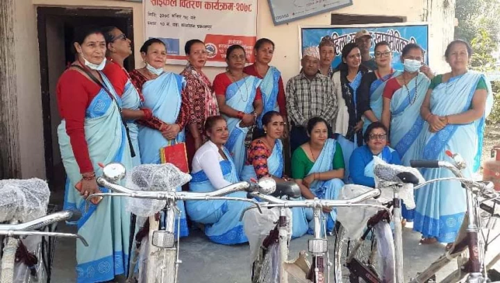 बराहक्षेत्र १० नम्बर वडा कार्यालयद्वारा महिला स्वास्थ्य स्वयमसेविकालाई साईकल वितरण