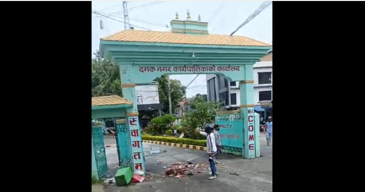 दमकमा गोली चल्यो, नगरपालिका युवाको कब्जामा, गाडीमा आगजानी