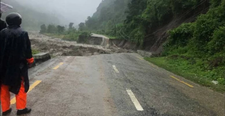 कोशी राजमार्ग बगाउँदा धरान–धनकुटा सम्बन्ध विच्छेद