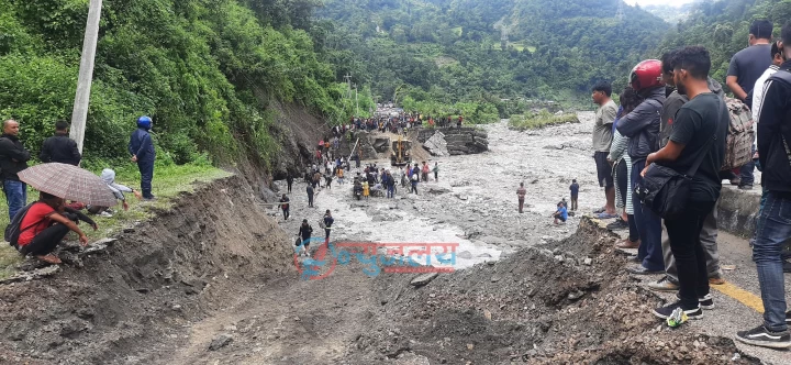 लेउतीले बगाएको धनकुटा सडक २२ घण्टापछि बुधबार साँझदेखि सञ्चालनमा