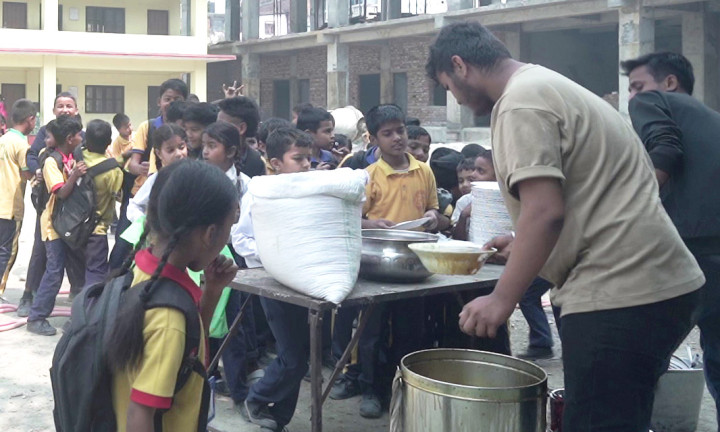 'इटहरीको दिवा खाजा गुणस्तरहीन भो’ : उपमेयर, ठेकेदारको गुनासो, ‘पैसा पाएनौं’