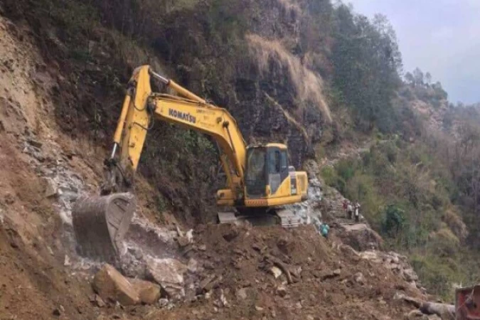 धादिङमा बाटो बनाउँदा डोजर पुरियो, तीन जना बेपत्ता