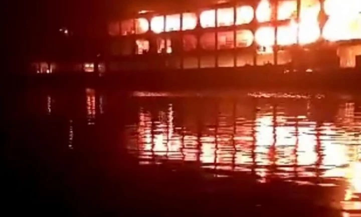 बंगलादेशको यात्रुवाहक डुंगामा आगो लाग्दा ३२ जनाको मृत्यु