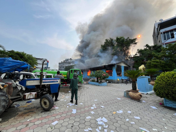 इटहरी उपमहानगरपालिका कार्यालयमा आगजनी, अनिश्चितकालिन कर्फ्यु आदेश