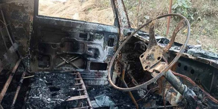 इलाममा पराल बोकेको गाडीमा आगजनी