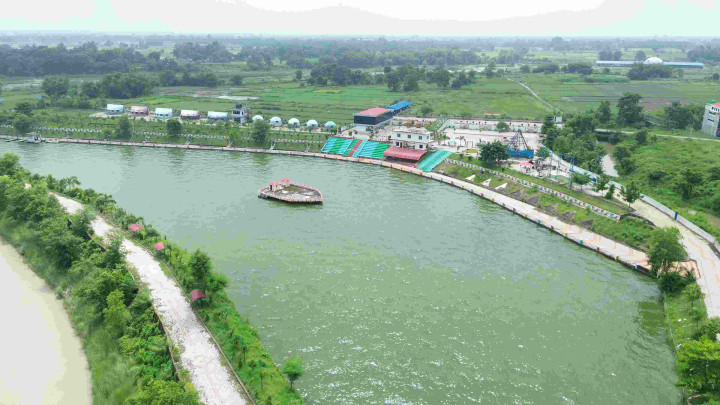 सुन्दरहरैंचामा तालको बिचमा कार्यक्रम, वरपर दर्शक स्रोता (फोटोफिचर)