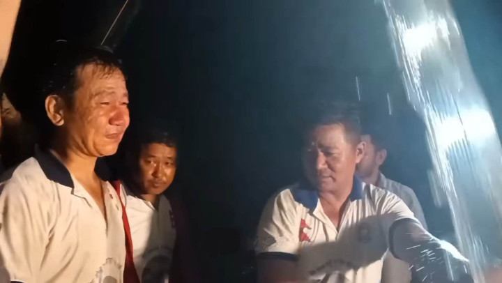 कोकाहा खोलाबाट पानी ल्याएपछि भावुक भए धरानका मेयर हर्क