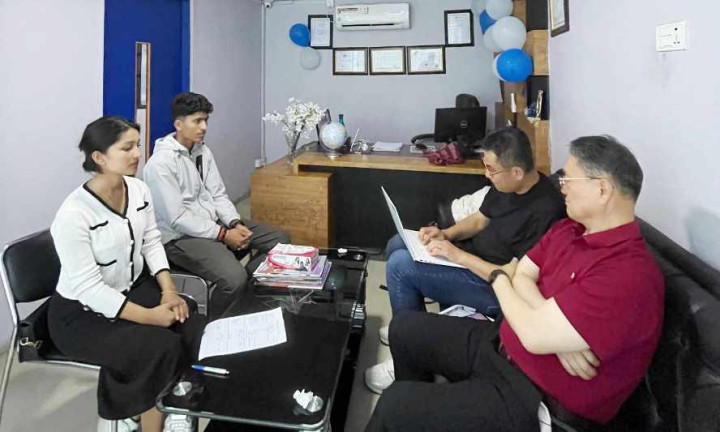 हिमाअसमा कोरियामा पढ्न चाहने विद्यार्थी र कोरियन प्रतिनिधिबिच अन्तक्र्रिया
