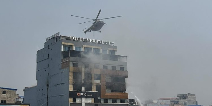 सेन्टर प्लाजाको आगलागीमा फसेकाहरूको हेलिकोप्टरमार्फत उद्दार