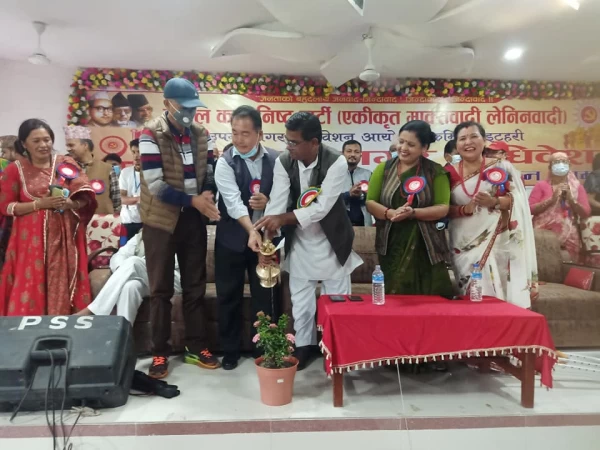 एमाले इटहरीको अधिवेशनमा छुट्टै भेला गरेपछि विवाद