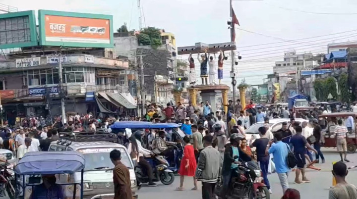 इटहरी चोकमा भएको दुर्घटनामा एक जनाको मृत्यु, टिपरमाथि तोडफोड