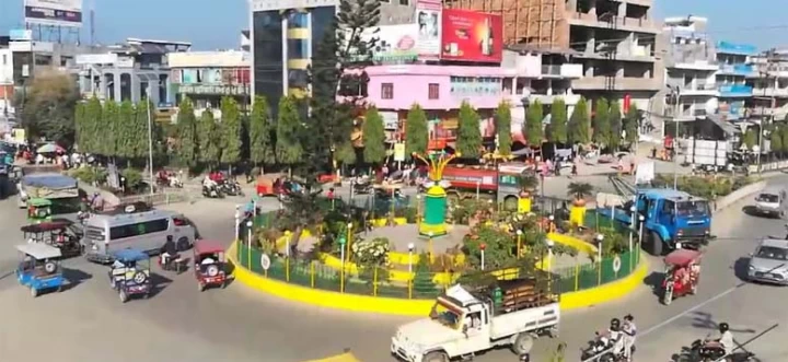 इटहरी चोकको ठूलो गोलाइ भत्काइँदै