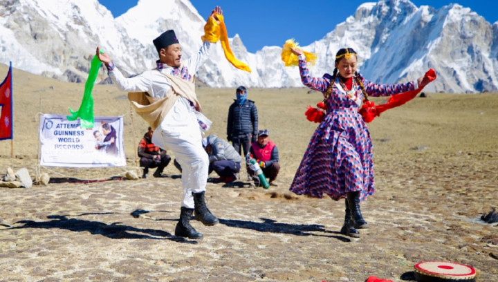 विश्वकै उच्च स्थानमा नृत्य गर्दै जेडी तमू र छिरिङ शेर्पाले राखे कीर्तिमान