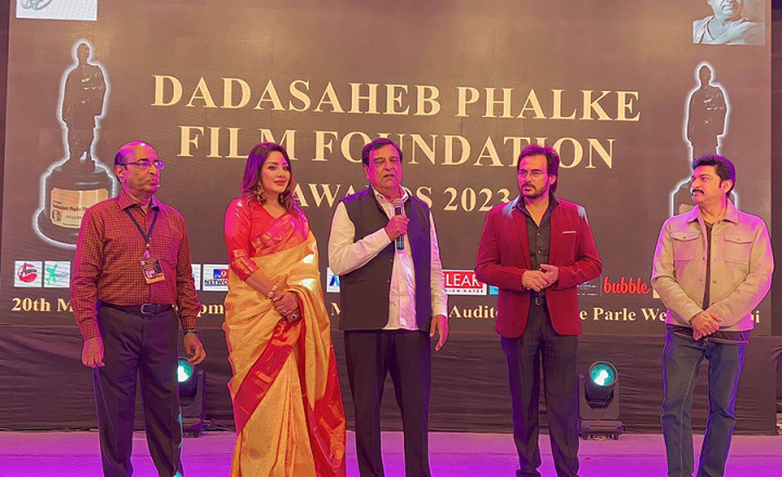 करिश्मा मानन्धर र आकाश अधिकारीलाई मुम्बईमा दादासाहेब फाल्के अवार्ड प्रदान