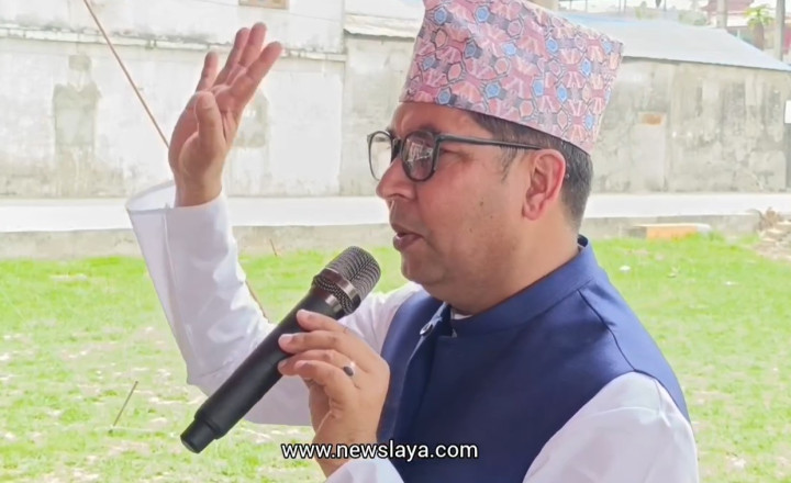 अविभावकहरुका अगाडी उभिएर जनता स्कुलका अध्यक्षको प्रष्टिकरण, ‘तपाइहरुको सहयोगविना विद्यालय चल्दैन’
