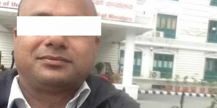 रामधुनी ७ का वडाध्यक्ष केशव गौतम महिलासँग होटलमा रंगेहात भेटिए