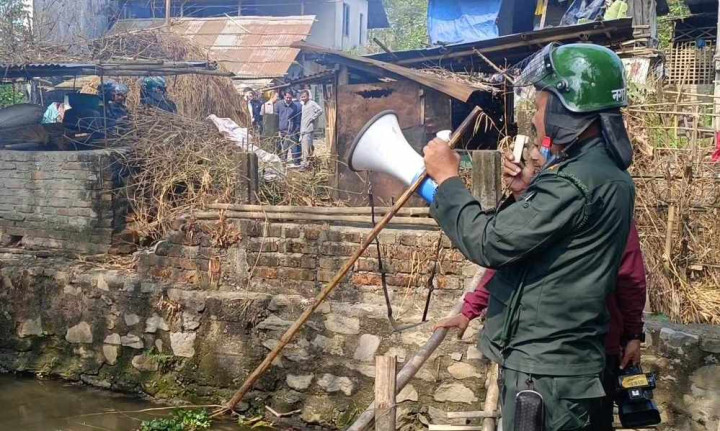 इटहरीको डुबान रोक्न खोला सफाइसँगै कोरिडोर निर्माण
