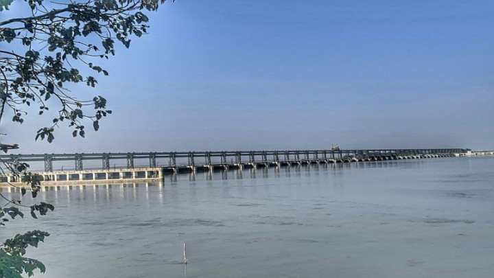 सप्तकोशीमा पानीको बहाव उच्च,  २३ वटा ढोका खोलिए