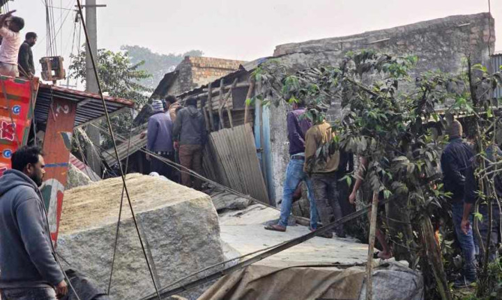 मार्बल बोकेको लहरी घरमाथि पल्टिँदा किचेर तीन जनाको मृत्यु, दुई जना घाइते