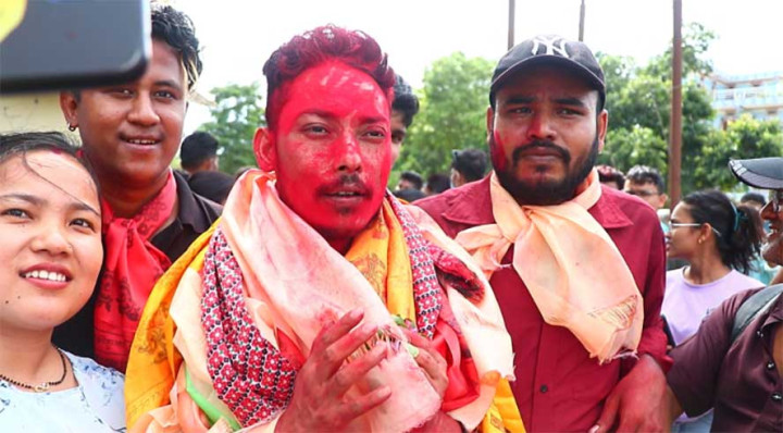 लालबहादुर रिहा, झुम्का कारागारबाहिर फूलमालाले स्वागत