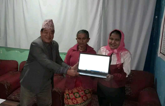 दृष्टिविहिन दुई विद्यार्थीलाई हतुवागढी गाउँपालिकाद्धारा ल्यापटप प्रदान