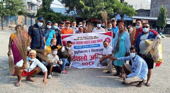 मजदुरले थाले कार्यथलो सफाइ अभियान
