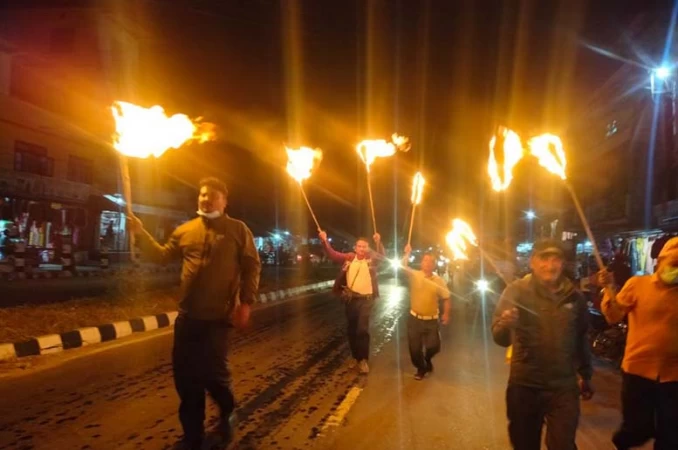 पेट्रोलियम पदार्थको मूल्य वृद्धिको विरोधमा विप्लव समूहको मसाल जुलुस