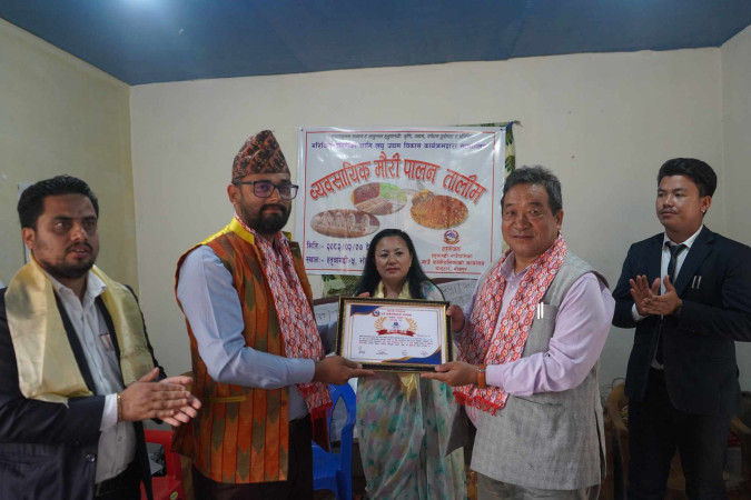 हतुवागढीका किसानलाई व्यवसायिक मौरी पालन तालिम प्रदान