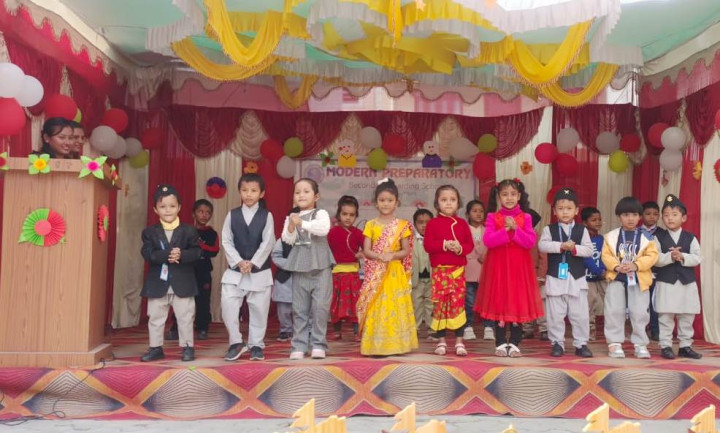 मोडर्न प्रिपेरेटरी स्कुलका बालबालिकाले हजुरबा, आमालाई देखाए प्रस्तुती