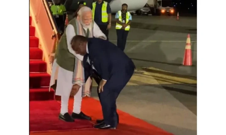 पपुवा न्यू गिनीका प्रधानमन्त्रीले नरेन्द्र मोदीको खुट्टा ढोगेपछि.....