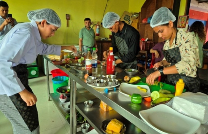 स्यान्डविच बनाउने प्रतिष्पर्धामा इटहरीको नरबहादुर कर्माचार्य शिक्षालयकी छात्रा भइन् विजेता