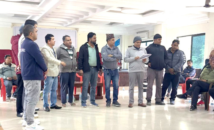 मूल्यवृद्धि फिर्ता नलिए सिमेन्ट अर्डर नगर्ने र बाटोमै गाडी रोक्ने व्यवशायीको चेतावनी