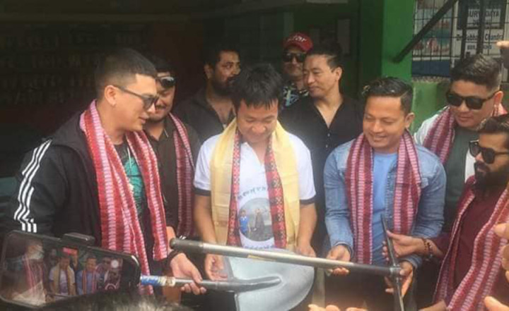 पल शाहले हर्क साम्पाङलाई दिए गैंती बेल्चा कोसेली